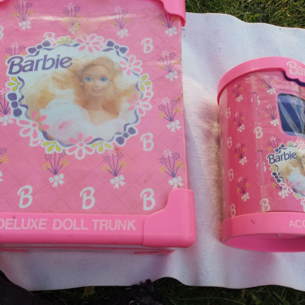 Barbie deluxe doll trunk and carrying case set